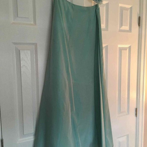 Dresses and Gowns for the Holiday Season - Picture 2 of 16